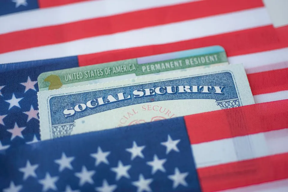 USCIS thay thế dấu gia hạn hiệu lực của thẻ xanh