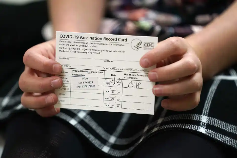 USCIS hủy bỏ yêu cầu tiêm vắc-xin COVID-19 khi chuyển diện
